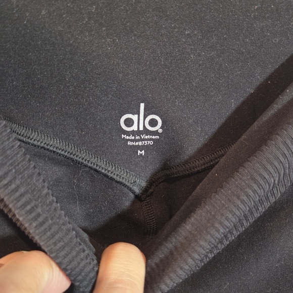 ALO Yoga Black Leggings - Picture 4 of 7